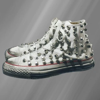 Модные заклепки делают старомодную семейную парусиновую обувь удобной для уличных танцев грязной обувью